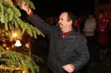 Foto: Před obecním úřadem v Červených Janovicích už září vánoční strom a betlém