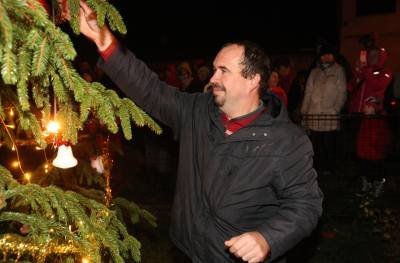 Foto: Před obecním úřadem v Červených Janovicích už září vánoční strom a betlém