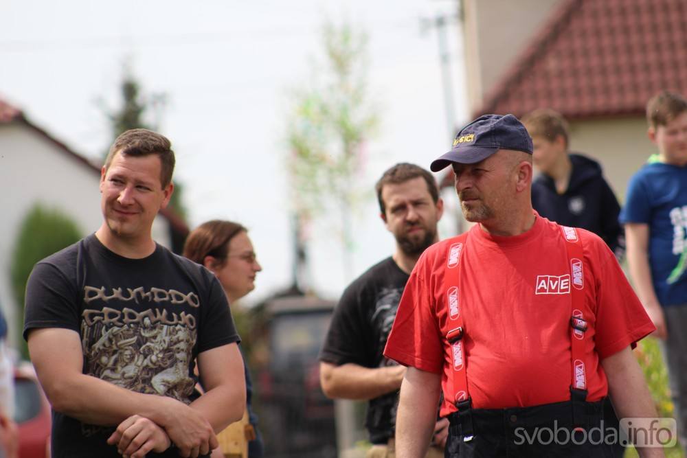 Foto: Hasiči SDH Vodranty obešli obec s májkami!