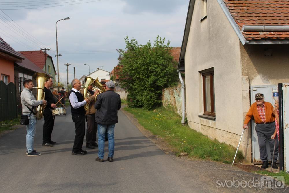 Foto: Hasiči SDH Vodranty obešli obec s májkami!
