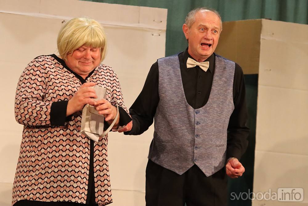 Foto: Paběničtí ochotníci sklidili za premiéru komedie „Babička v trenkách“ bouřlivý potlesk!