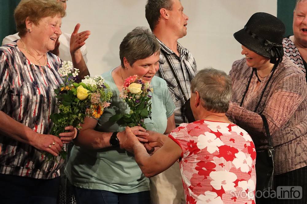 Foto: Paběničtí ochotníci sklidili za premiéru komedie „Babička v trenkách“ bouřlivý potlesk!