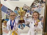 20220519125603_TD_KOLIN103: Pekárkova a Sablyash s pohárem pro celkového vítěze turnaje. - TAEHAN taekwondo opět vítězí! Pohár pro vítěze turnaje v Kolíně!