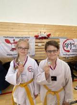 20220519125605_TD_KOLIN104: Vítězná dvojce mladších žáků Pekárková - Markov - TAEHAN taekwondo opět vítězí! Pohár pro vítěze turnaje v Kolíně!
