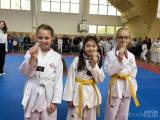 20220519125606_TD_KOLIN105: Vítězná trojice mladších žákyň Sablysh, Lee, Pekárková - TAEHAN taekwondo opět vítězí! Pohár pro vítěze turnaje v Kolíně!