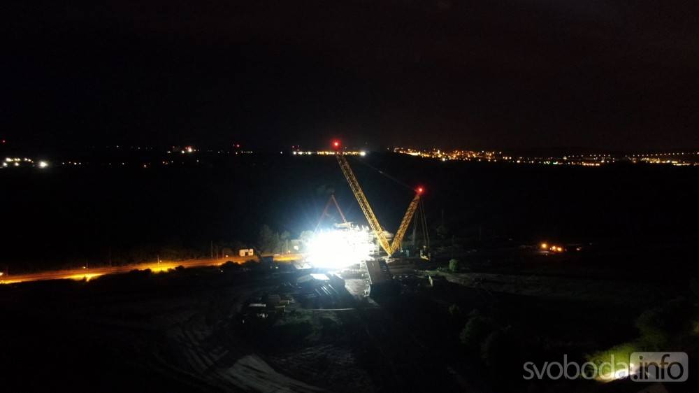 Foto, video: Vysokotonážní jeřáb pomohl při stavbě mostu budoucího obchvatu