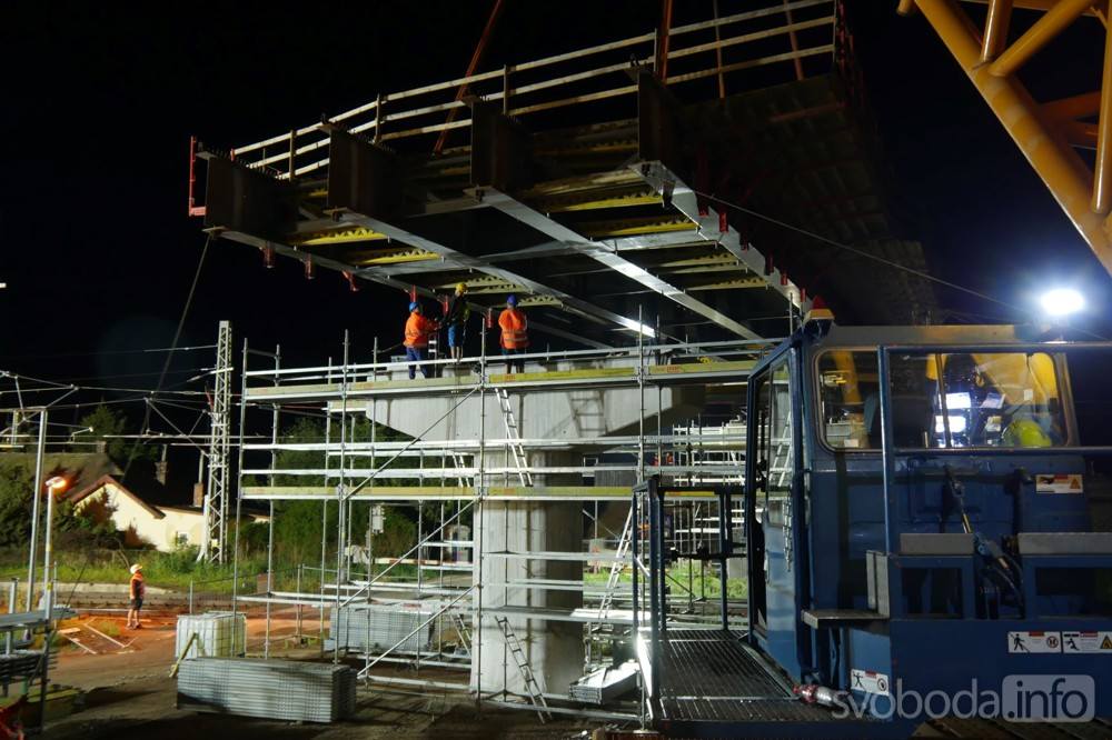 Foto, video: Vysokotonážní jeřáb pomohl při stavbě mostu budoucího obchvatu