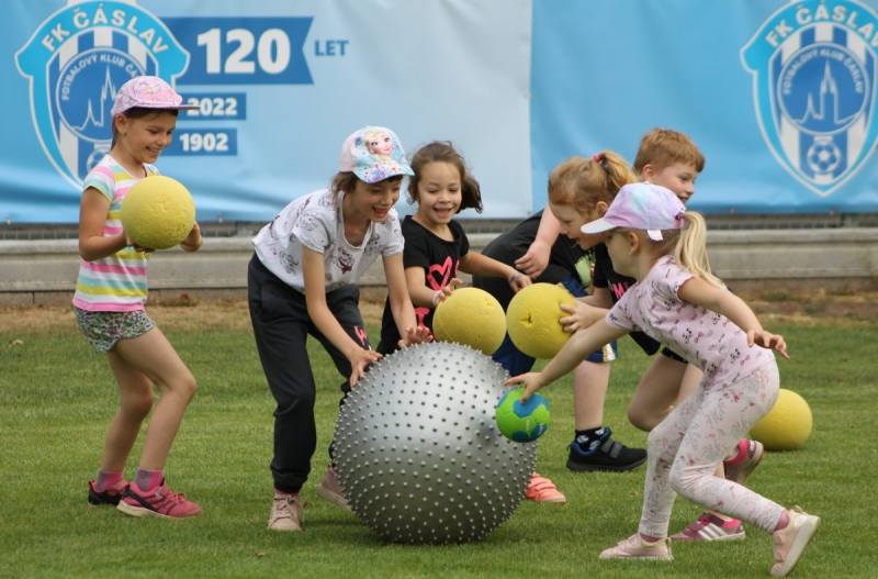 Foto: Dvě stovky dětí z MŠ v Čáslavi si užily sportovní dopoledne na stadionu Pod Hrádkem