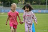 20220524140550_IMG_5598: Foto: Dvě stovky dětí z MŠ v Čáslavi si užily sportovní dopoledne na stadionu Pod Hrádkem