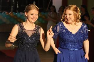 Foto: Absolventi Církevního gymnázia si svůj ples Mamma Mia nakonec přece jen užili!