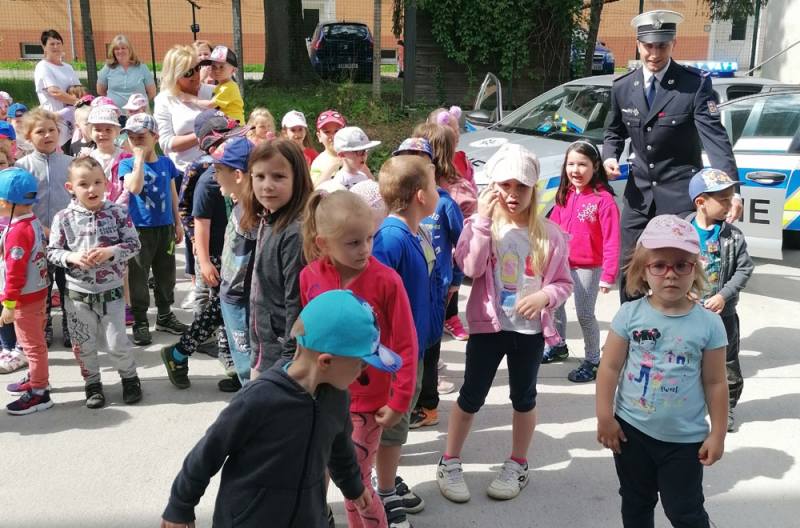 Mezi děti v Mateřské škole Kytička zavítali policisté a strážníci