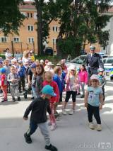 20220601145357_IMG_20220601_100933: Mezi děti v Mateřské škole Kytička zavítali policisté a strážníci