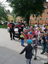 20220601145358_IMG_20220601_100937: Mezi děti v Mateřské škole Kytička zavítali policisté a strážníci