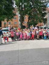20220601145402_IMG_20220601_103247: Mezi děti v Mateřské škole Kytička zavítali policisté a strážníci
