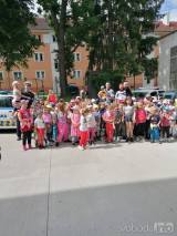 20220601145405_IMG_20220601_103301: Mezi děti v Mateřské škole Kytička zavítali policisté a strážníci