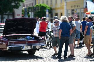 Foto: Historická auta a motocykly se opět blýskala na Karlově náměstí v Kolíně!