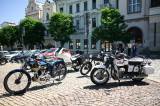 20220618223909_veterani_kolin133: Foto: Historická auta a motocykly se opět blýskala na Karlově náměstí v Kolíně!