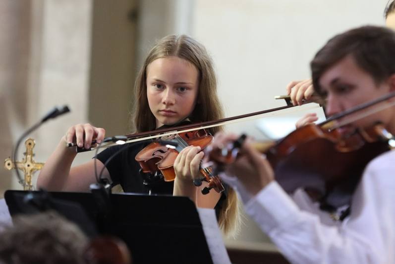 Foto: Školní rok uzavřely orchestry ZUŠ Kutná Hora koncertem v kostele Matky Boží