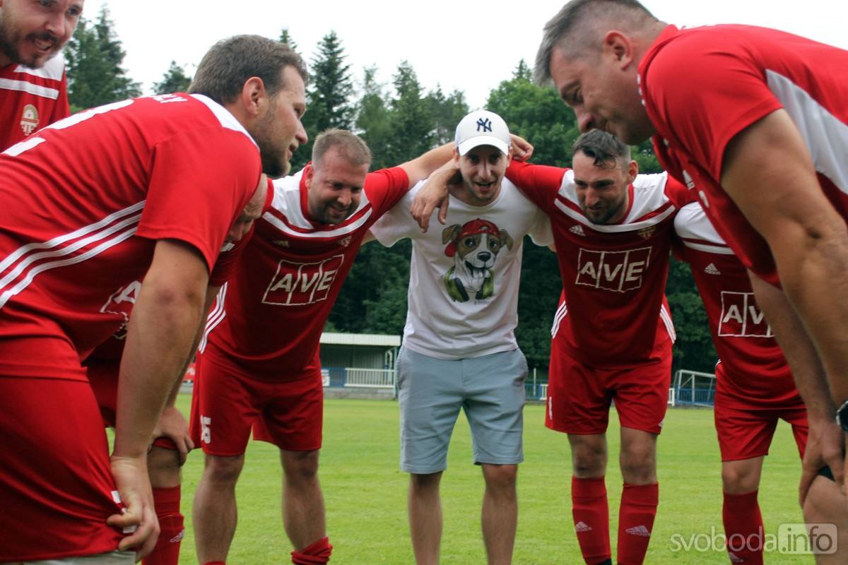 Fotbalisté Tupadel si pro triumf ve finále poháru OFS přijeli na kolech!