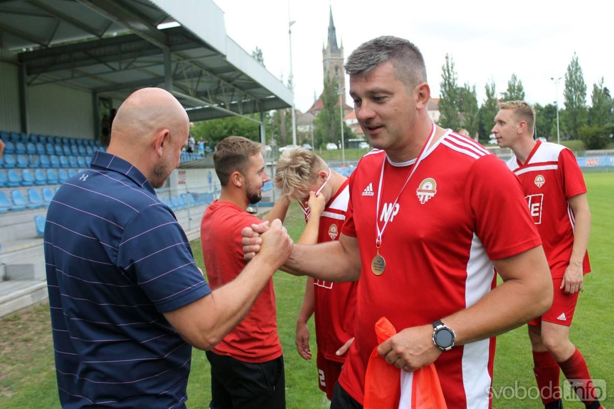 Fotbalisté Tupadel si pro triumf ve finále poháru OFS přijeli na kolech!