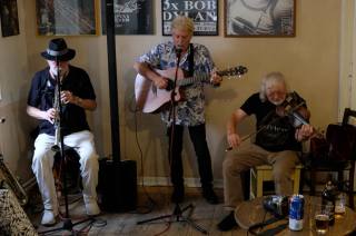 Foto: V kutnohorské kavárně Blues Café zahráli Joe Kučera, Jesse Ballard a Jan Hrubý