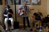 20220624093313_DSCF3966: Foto: V kutnohorské kavárně Blues Café zahráli Joe Kučera, Jesse Ballard a Jan Hrubý