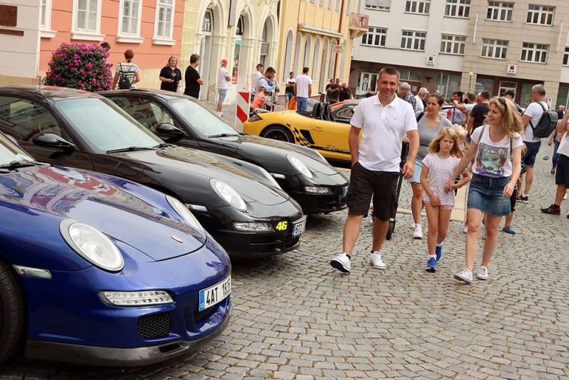 Foto: Do centra Čáslavi opět dorazily sportovní vozy značky Porsche