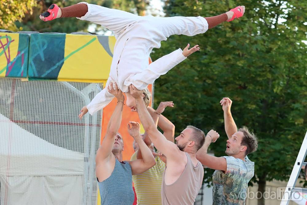 Foto: Zahrady GASK pobavil „Kaleidoscope“ Cirku La Putyka