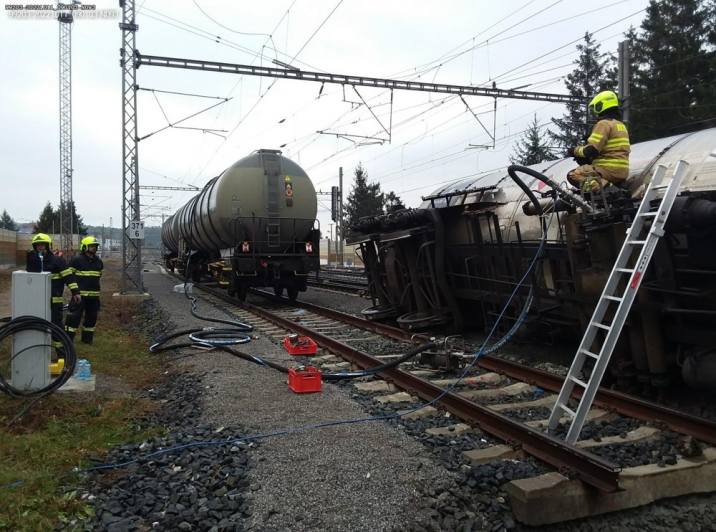 Na místě železniční nehody u Poříčan zůstávají dva převrácené vagóny a lokomotiva