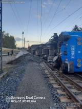 20221011111418_SZDC100: Na místě železniční nehody u Poříčan zůstávají dva převrácené vagóny a lokomotiva