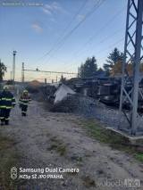 20221011111419_SZDC101: Na místě železniční nehody u Poříčan zůstávají dva převrácené vagóny a lokomotiva