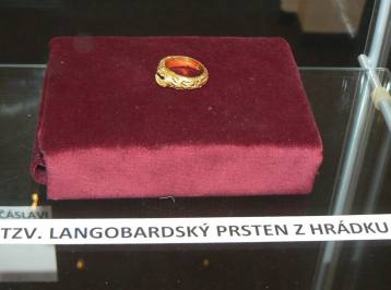 Záhadný tzv. „Čáslavský langobardský prsten z Hrádku“ byl objeven před 130 lety