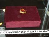 P1320100: Záhadný tzv. „Čáslavský langobardský prsten z Hrádku“ byl objeven před 130 lety
