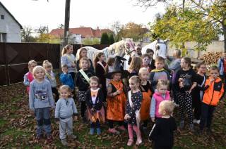Foto: V Přibyslavicích se pobavili na „Halloweenském dlabání dýní“!