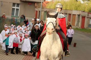 Foto: Za dětmi z mateřské školy Pohádka také letos dorazil Martin na bílém koni!