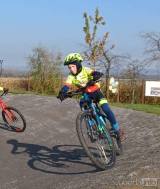 20221107202340_TB14: Závodníci Talent Bike Cycling teamu si vyzkoušeli novou dráhu pump track v Čáslavi