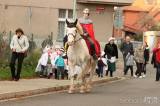 20221110162348_IMG_2734: Foto: Za dětmi z mateřské školy Pohádka také letos dorazil Martin na bílém koni!