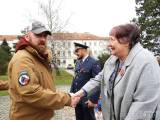 20221113010349_25: Lavičku generála Františka Moravce slavnostně předali na čáslavském letišti
