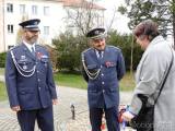20221113010352_40: Lavičku generála Františka Moravce slavnostně předali na čáslavském letišti