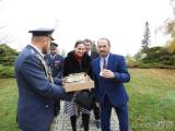 20221113010428_DSCN2417: Lavičku generála Františka Moravce slavnostně předali na čáslavském letišti