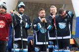 20221119125605_IMG_5983: Foto: Sešli se na šestém ročníku charitativního turnaje v „zabarákovém hokeji“ Šíša Cup 2022