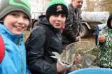 20221124122150_IMG_7977: Foto: Rybník Zbožňov vydal rybářům své bohatství, přihlížely i děti ze ZŠ Zbýšov!