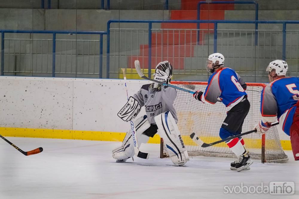 Foto: Ve čtvrtečním zápase AKHL hokejisté HC Koudelníci porazili HC Ropáci 8:3!