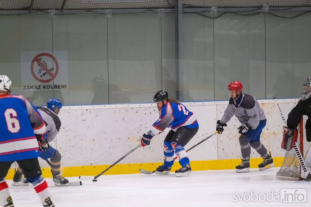 Foto: Ve čtvrtečním zápase AKHL hokejisté HC Koudelníci porazili HC Ropáci 8:3!