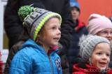 20221124215659_IMG_8050: Foto: Děti z MŠ Benešova II rozsvítily vánoční strom, pomohli rodiče!