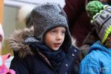 20221124215712_IMG_8080: Foto: Děti z MŠ Benešova II rozsvítily vánoční strom, pomohli rodiče!