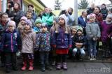 20221124215718_IMG_8096: Foto: Děti z MŠ Benešova II rozsvítily vánoční strom, pomohli rodiče!