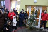 20221124215734_IMG_8150: Foto: Děti z MŠ Benešova II rozsvítily vánoční strom, pomohli rodiče!