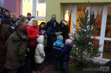 20221124215738_IMG_8161: Foto: Děti z MŠ Benešova II rozsvítily vánoční strom, pomohli rodiče!