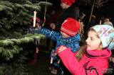 20221125194430_IMG_8680: Foto: Močovické děti ozdobily vánoční strom a potom ho i rozsvítily!